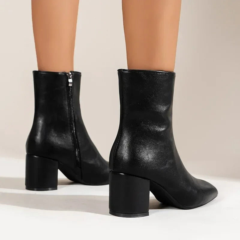 Ankelboots dam i läderimitation — eleganta stövletter med klack