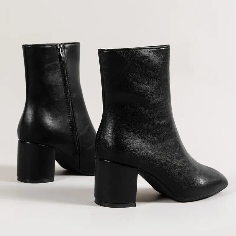 Ankelboots dam i läderimitation — eleganta stövletter med klack