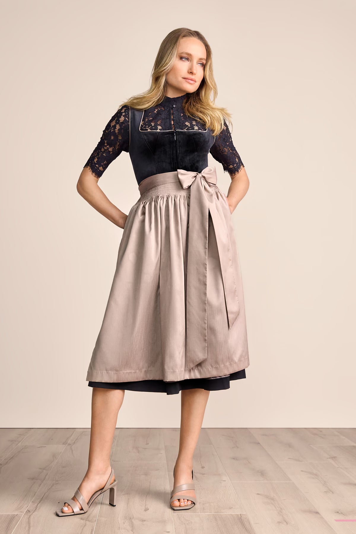 Dirndl dam, svart — midilång Oktoberfest-klänning (70 cm)