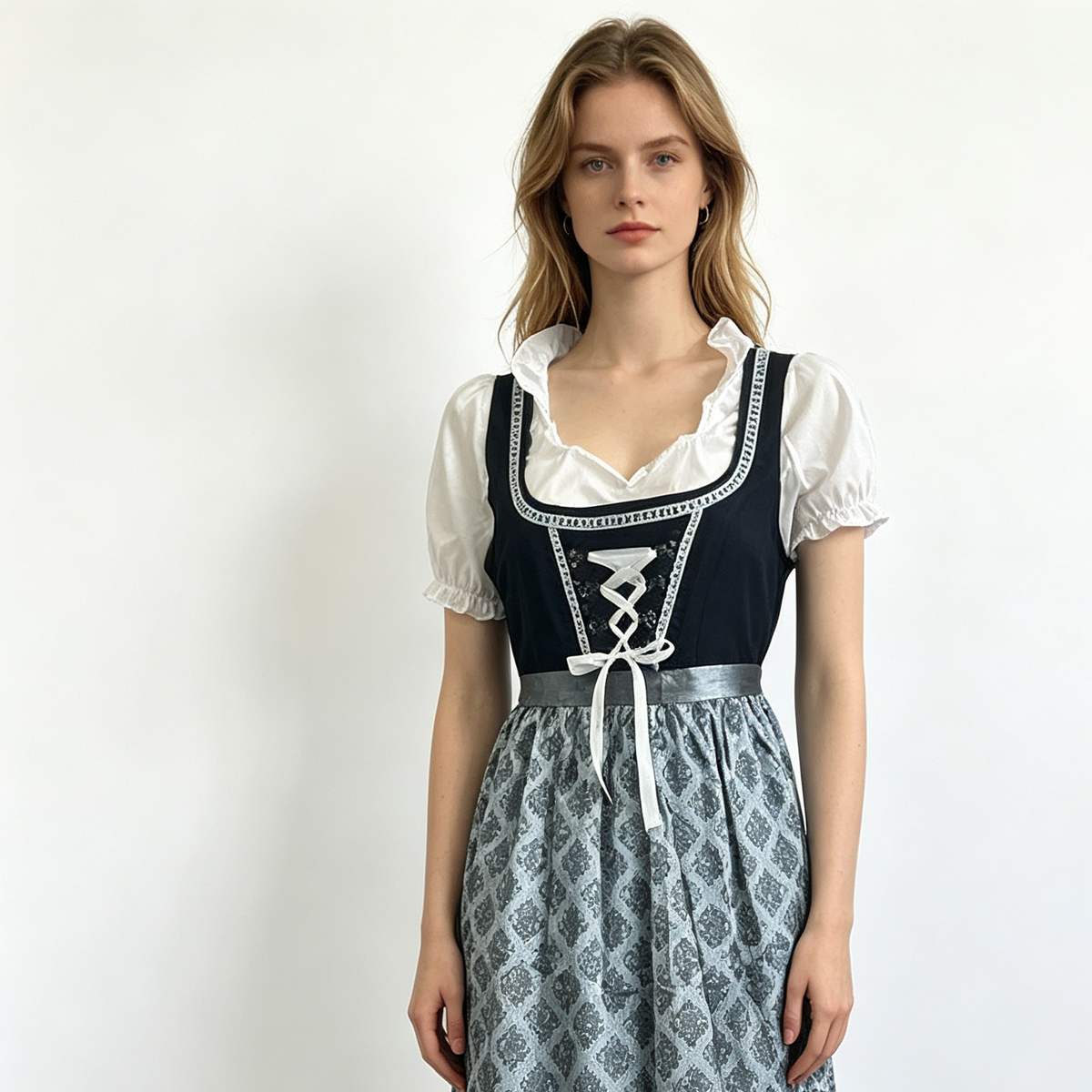 Dirndl dam med förkläde — elegant Oktoberfest-klänning i blått och grått
