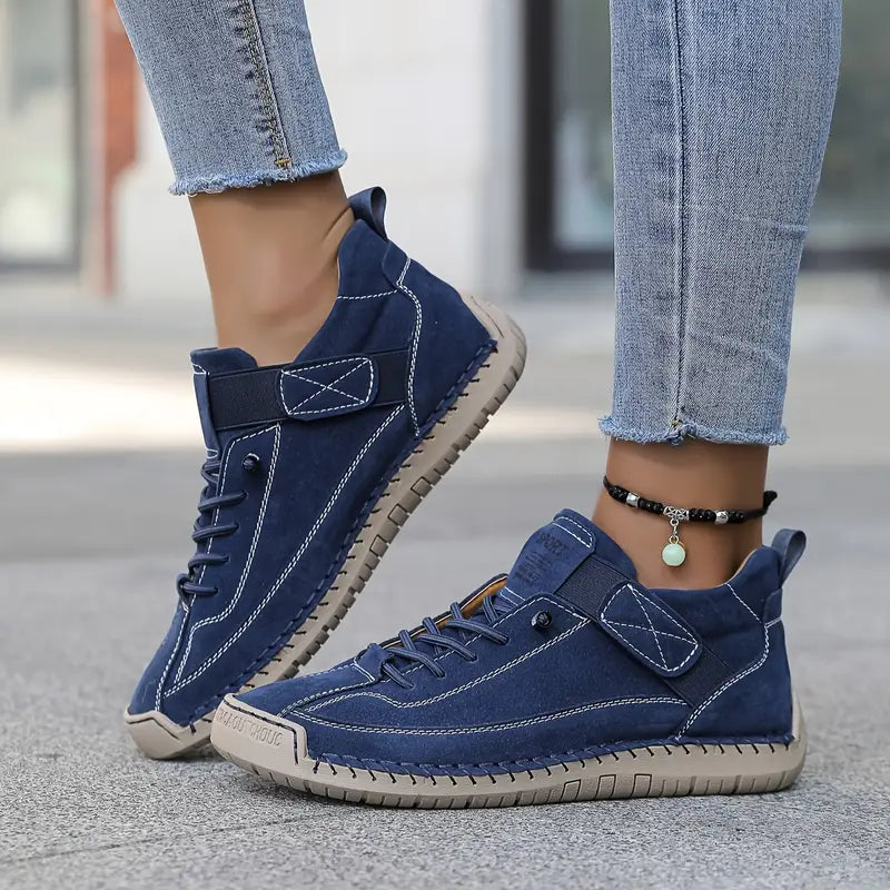 Sneakers dam, textil — texturerad ovandel med snörning och dämpad såla
