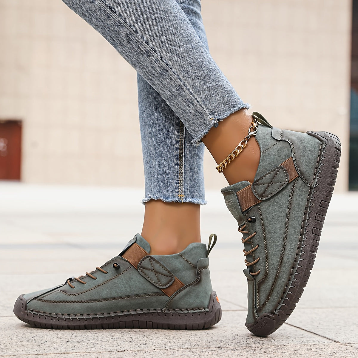 Slip-on sneakers dam — med kardborreband och dämpad sula, bekväma