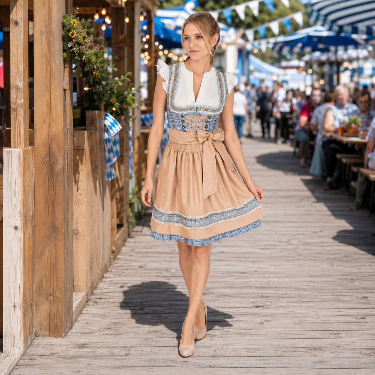 Dirndl dam, kort tvådelad — mini Oktoberfest-klänning i ljusblå