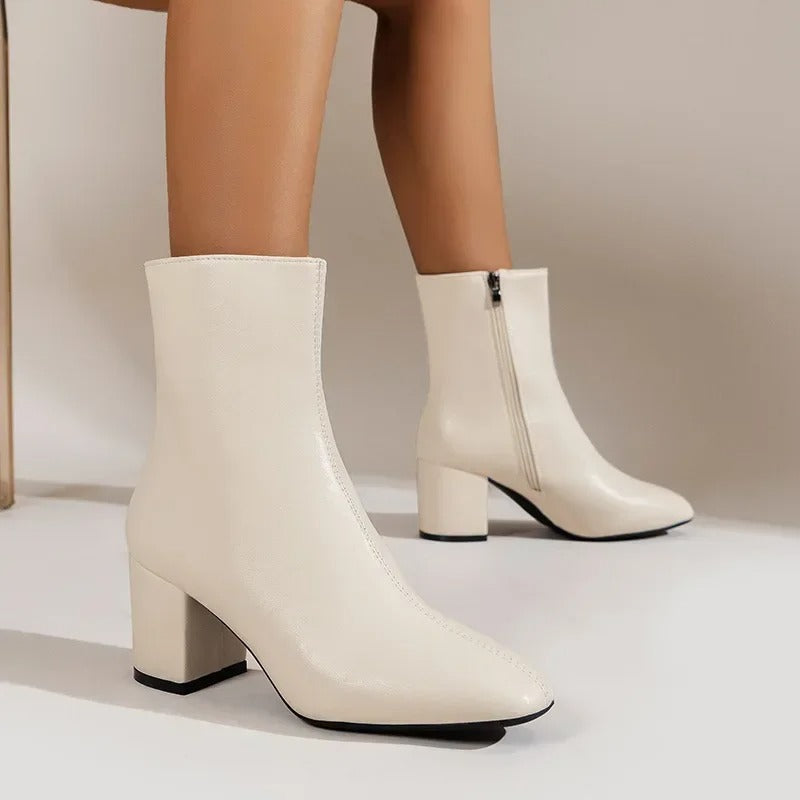 Ankelboots dam i läderimitation — eleganta stövletter med klack