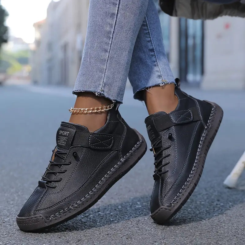 Sneakers dam, textil — texturerad ovandel med snörning och dämpad såla