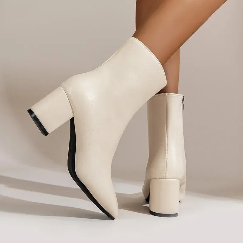 Ankelboots dam i läderimitation — eleganta stövletter med klack