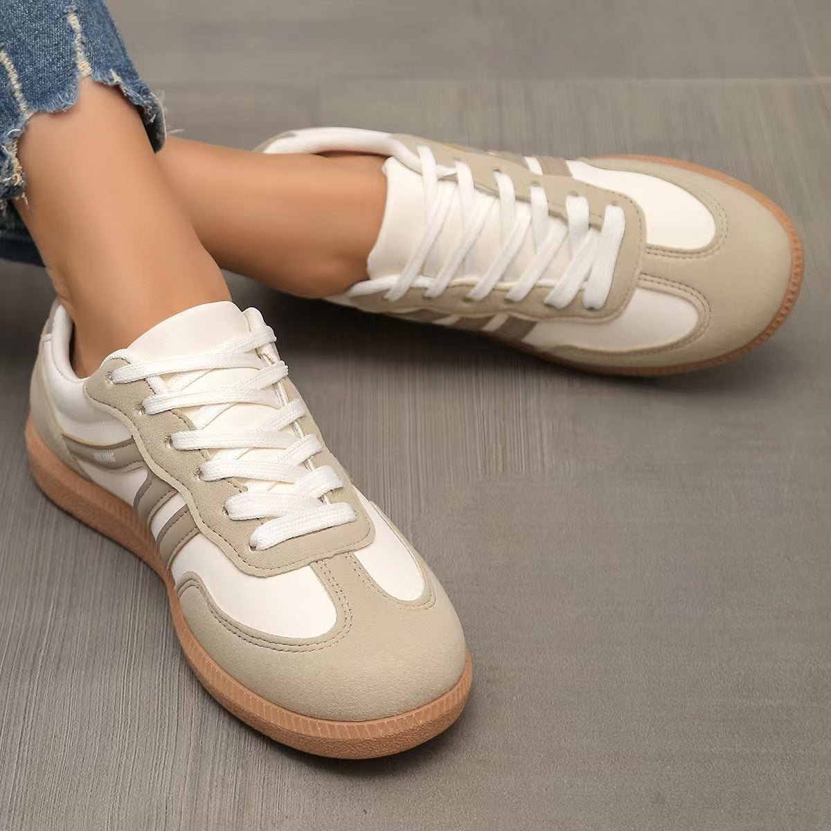 Sneakers dam, mockaimitation — bekväma vardagsskor med snörning