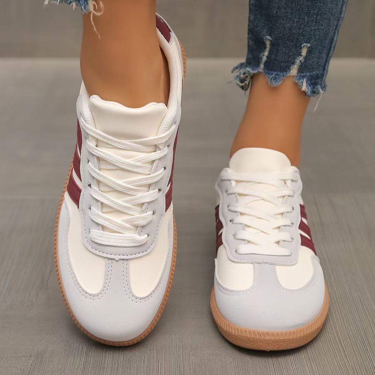Sneakers dam, mockaimitation — bekväma vardagsskor med snörning