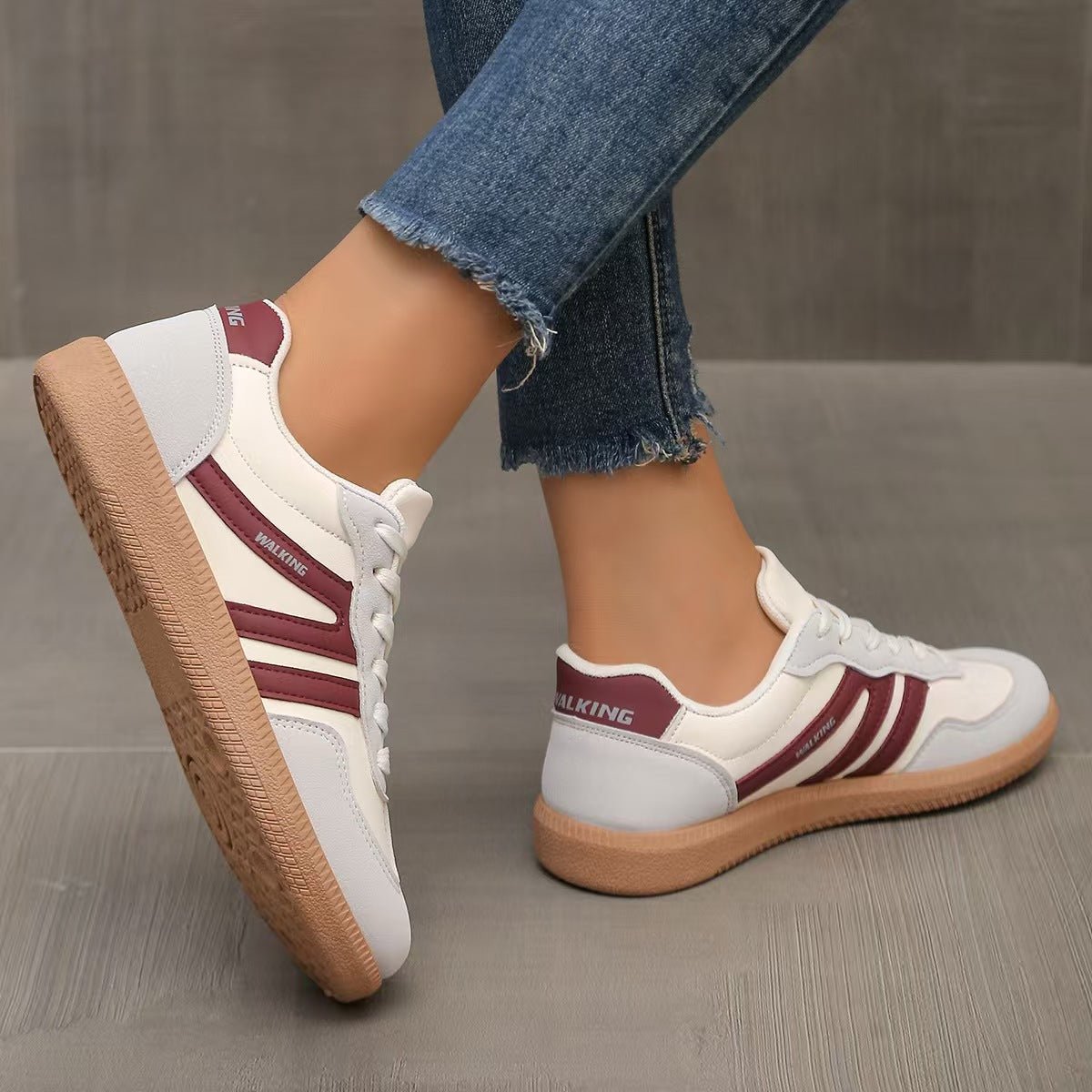 Sneakers dam, mockaimitation — bekväma vardagsskor med snörning