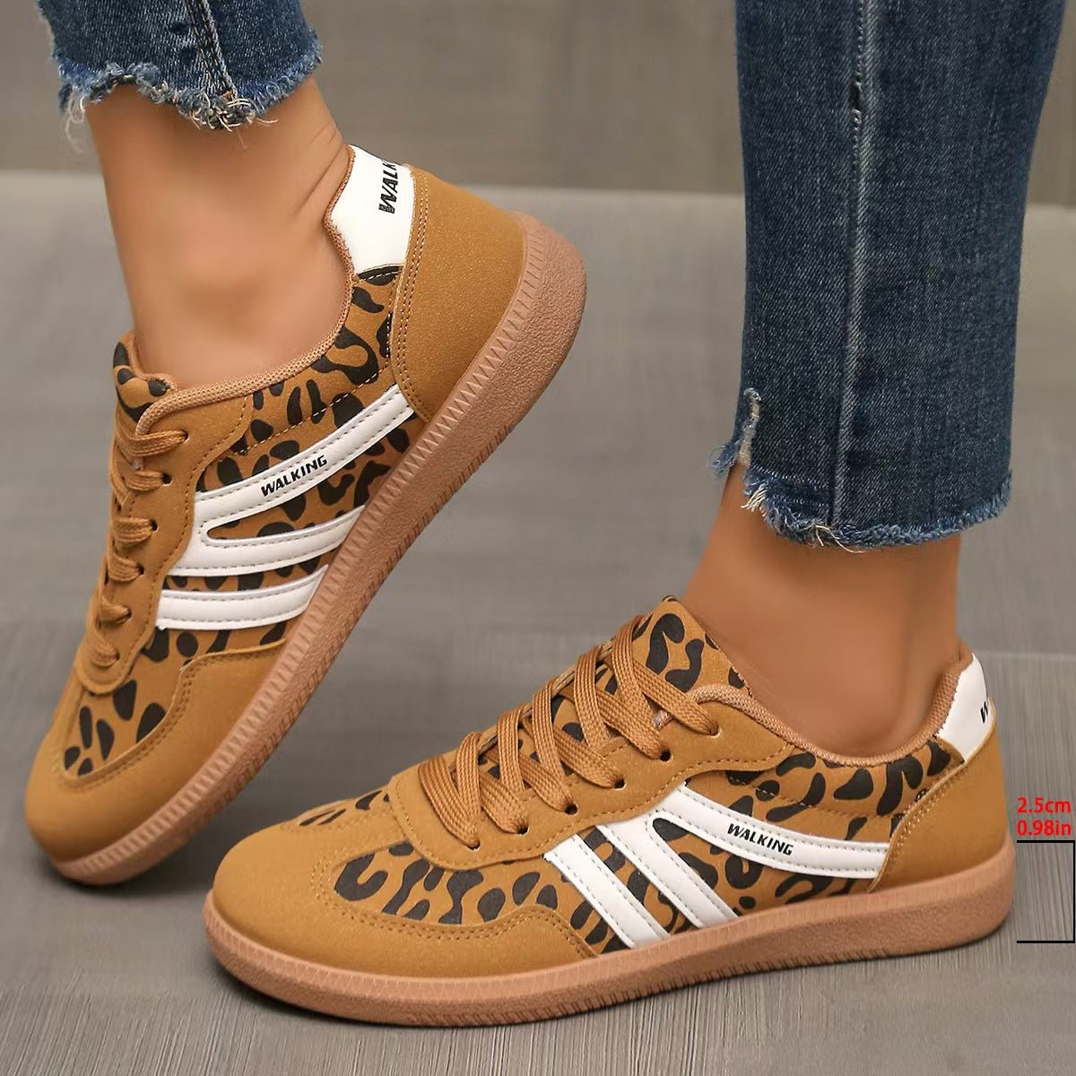 Sneakers dam, mockaimitation — bekväma vardagsskor med snörning