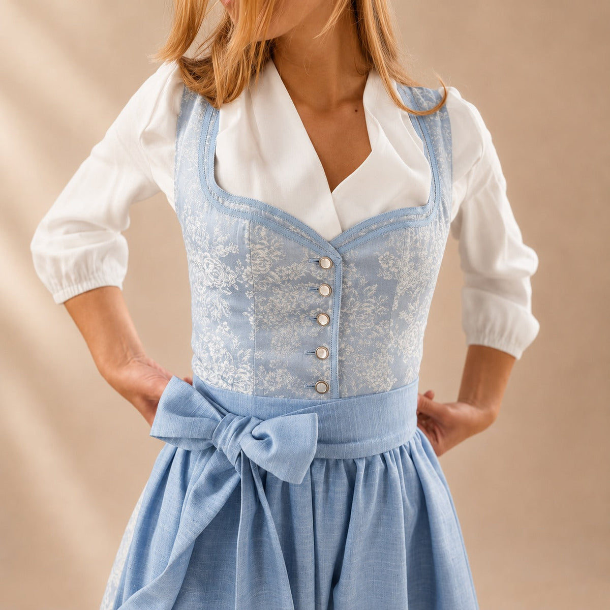 Dirndl dam med rosett — klassisk Oktoberfest-klänning