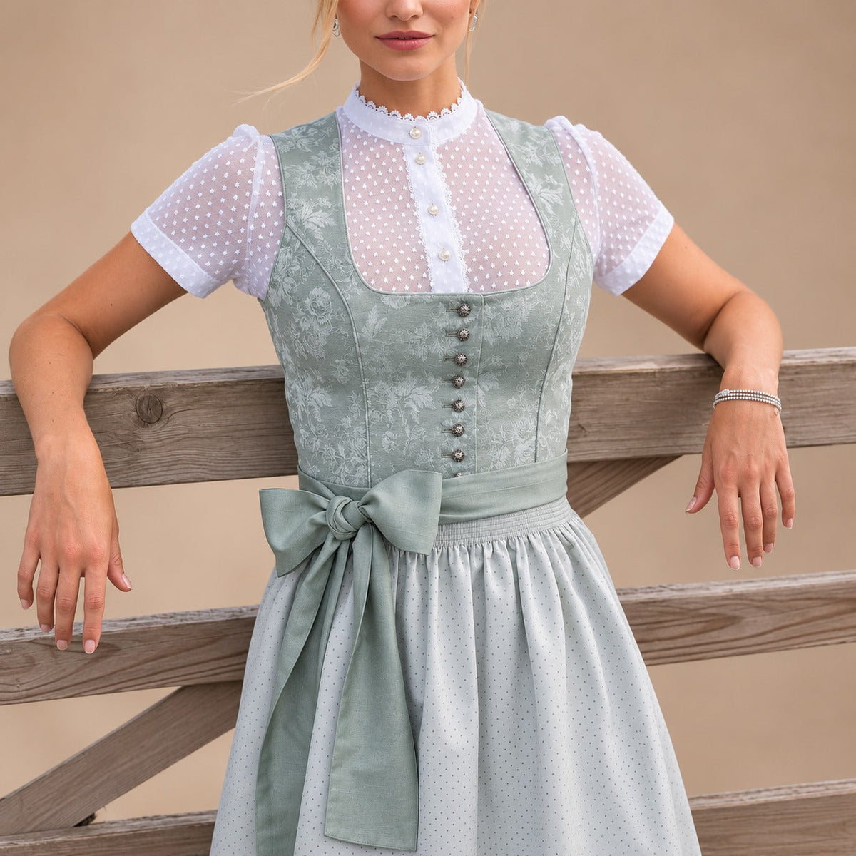 Dirndl dam med rosett — klassisk Oktoberfest-klänning
