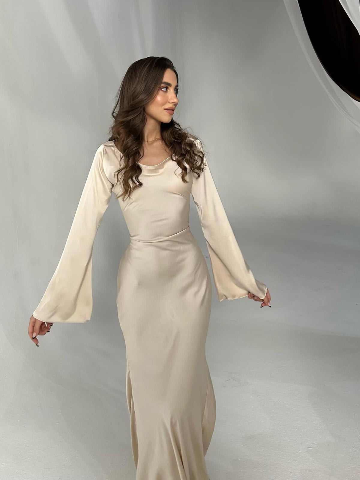 Maxiklänning dam, satin — långärmad elegant och flödande