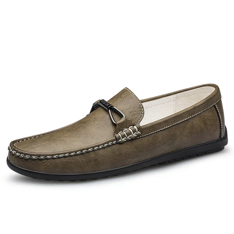 Loafers herr, klassiska — bekväma vardagsskor i läderimitation