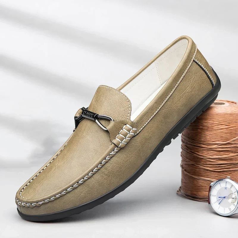Loafers herr, klassiska — bekväma vardagsskor i läderimitation