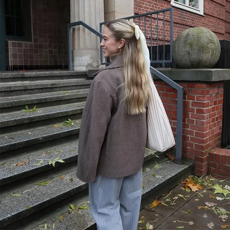 Elegant kappa dam med slagkrage — tidlös ytterrock i ullmix