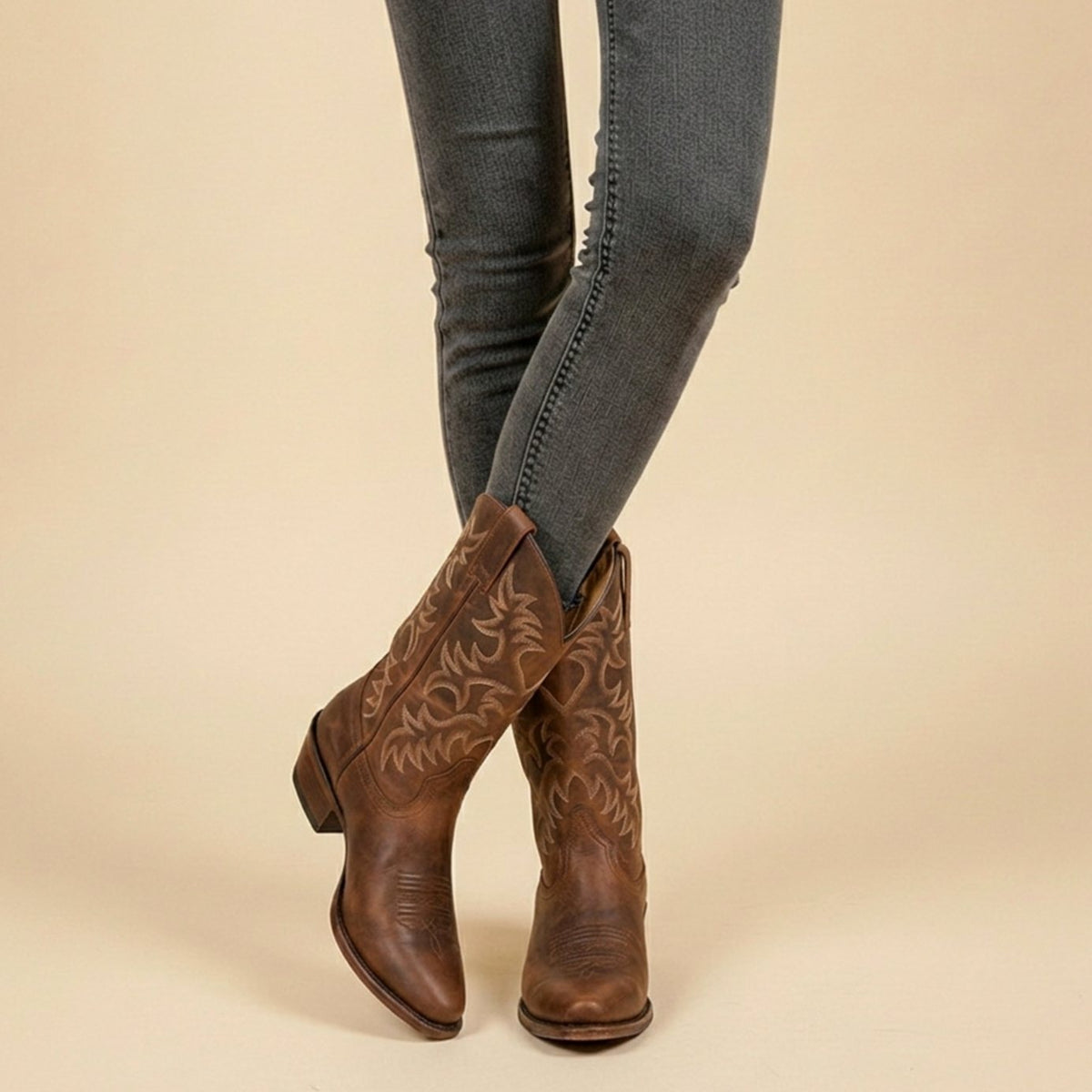Cowboyboots dam — westernstövlar med brodyr och blockklack