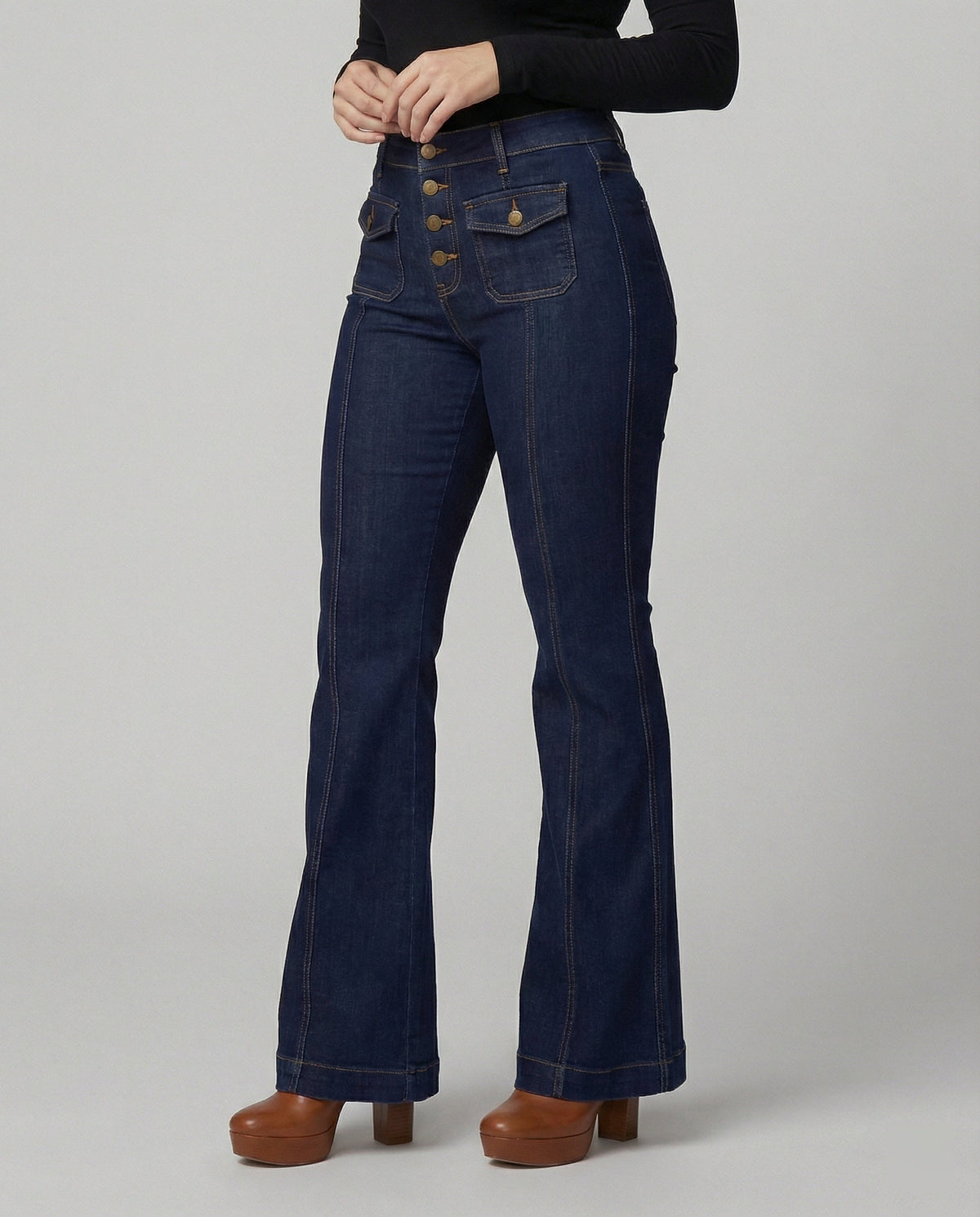 Högmidjade utsvängda jeans dam — flarejeans med hög midja