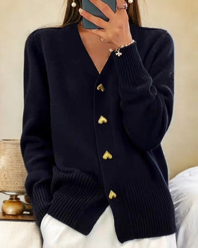Stickad kofta dam med hjärtknappar — elegant cardigan i akryl