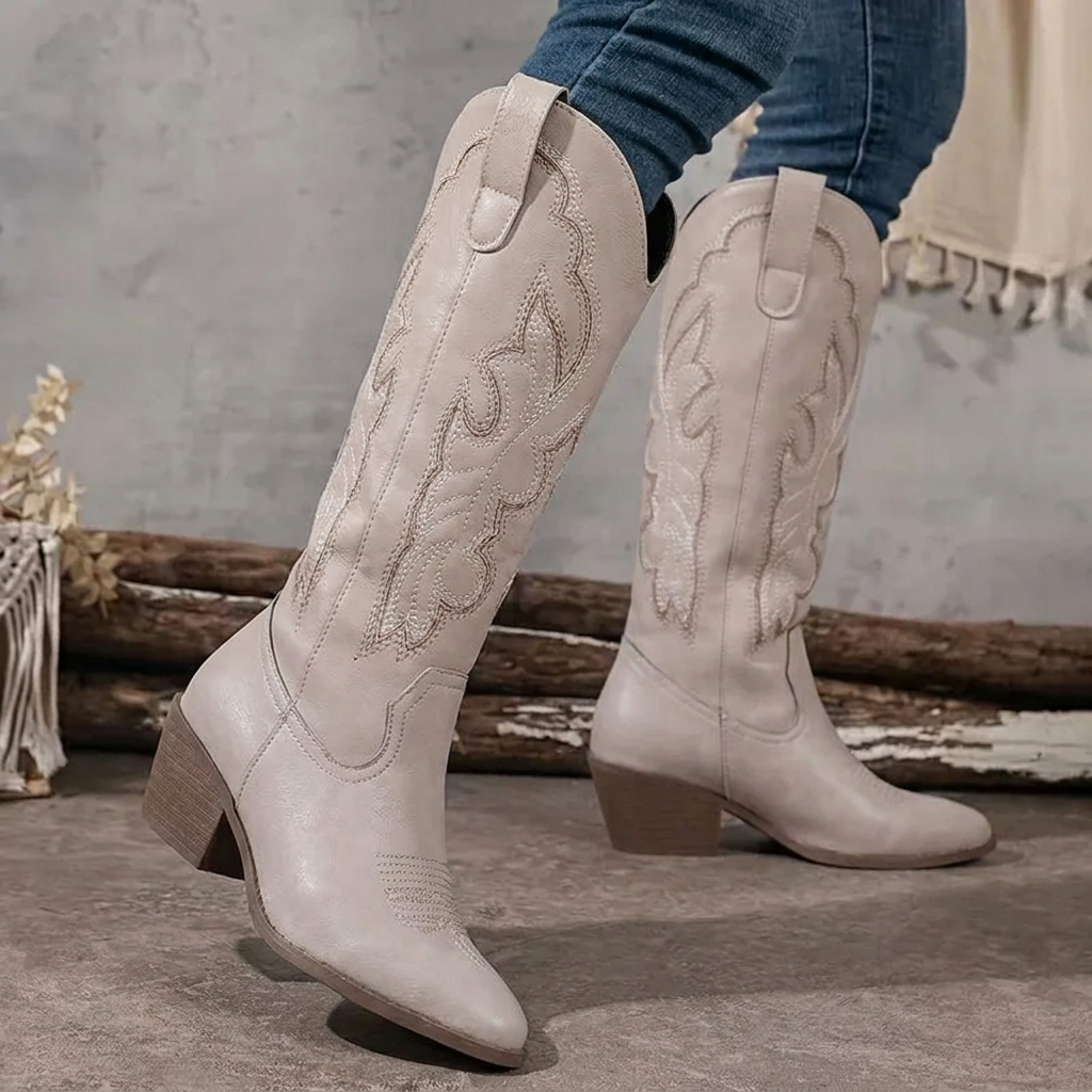Cowboyboots dam i läderimitation — knähöga westernboots med broderi och blockklack