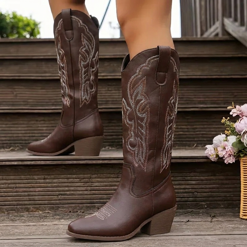 Cowboyboots dam i läderimitation — knähöga westernboots med broderi och blockklack
