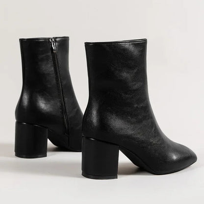 Ankelboots dam i läderimitation — eleganta stövletter med klack