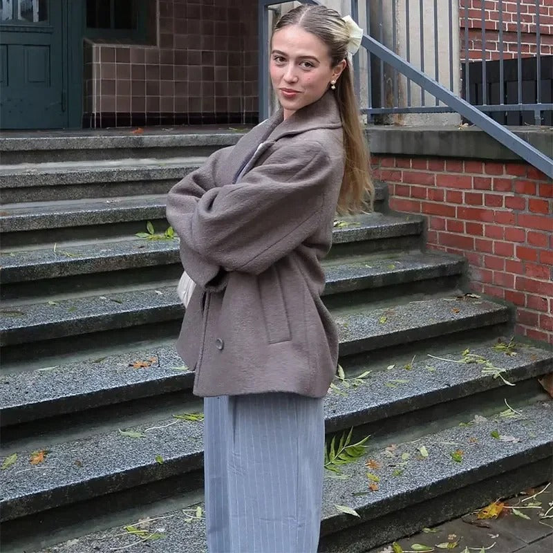 Elegant kappa dam med slagkrage — tidlös ytterrock i ullmix