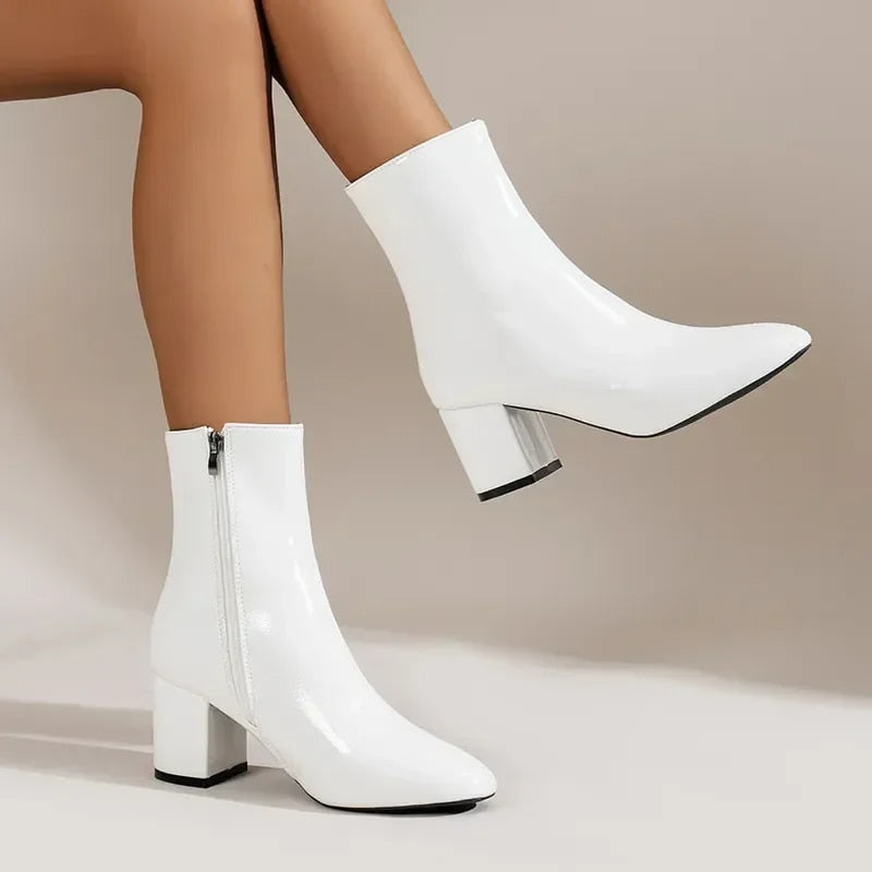 Ankelboots dam i läderimitation — eleganta stövletter med klack