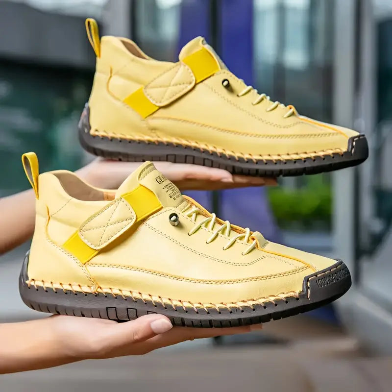 Sneakers dam, textil — texturerad ovandel med snörning och dämpad såla