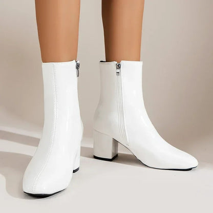 Ankelboots dam i läderimitation — eleganta stövletter med klack
