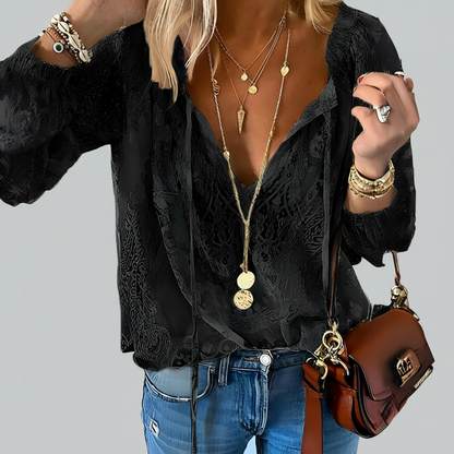 Blus dam, boho — v-ringning och spetsdetaljer i linne