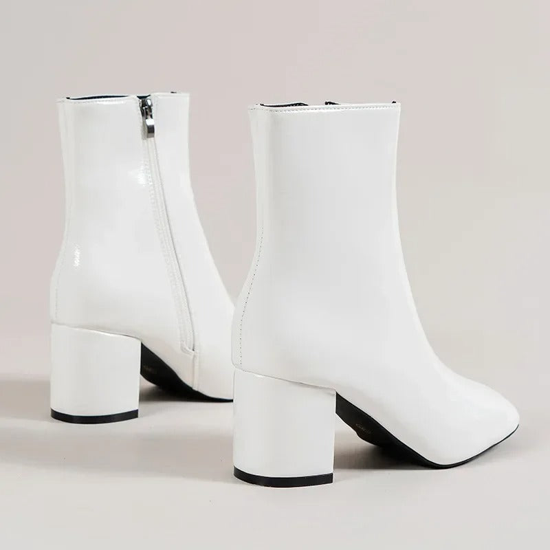 Ankelboots dam i läderimitation — eleganta stövletter med klack