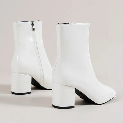 Ankelboots dam i läderimitation — eleganta stövletter med klack