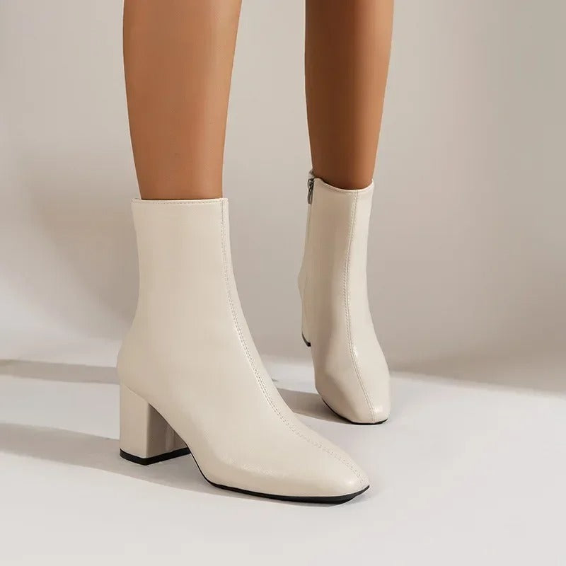Ankelboots dam i läderimitation — eleganta stövletter med klack
