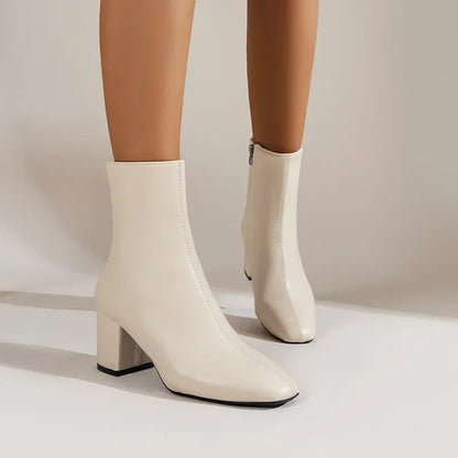 Ankelboots dam i läderimitation — eleganta stövletter med klack