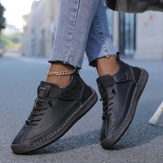 Sneakers dam, textil — texturerad ovandel med snörning och dämpad såla