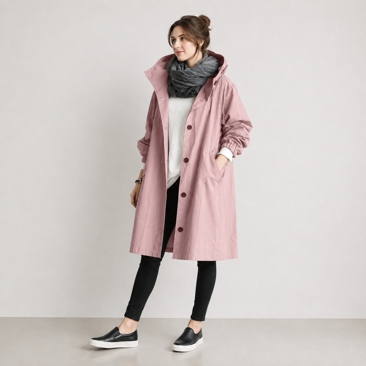 Regnrock dam — vattentät och andningsbar med oversize-huva