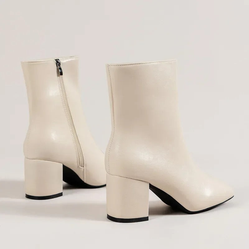 Ankelboots dam i läderimitation — eleganta stövletter med klack