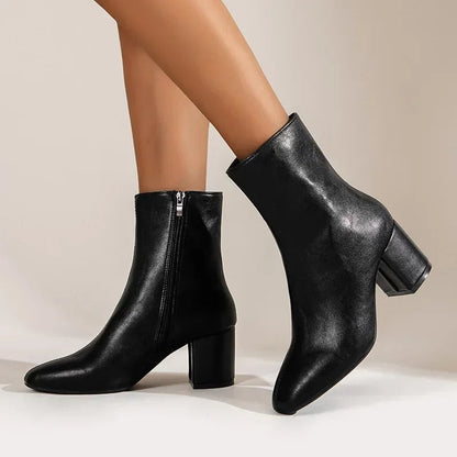 Ankelboots dam i läderimitation — eleganta stövletter med klack