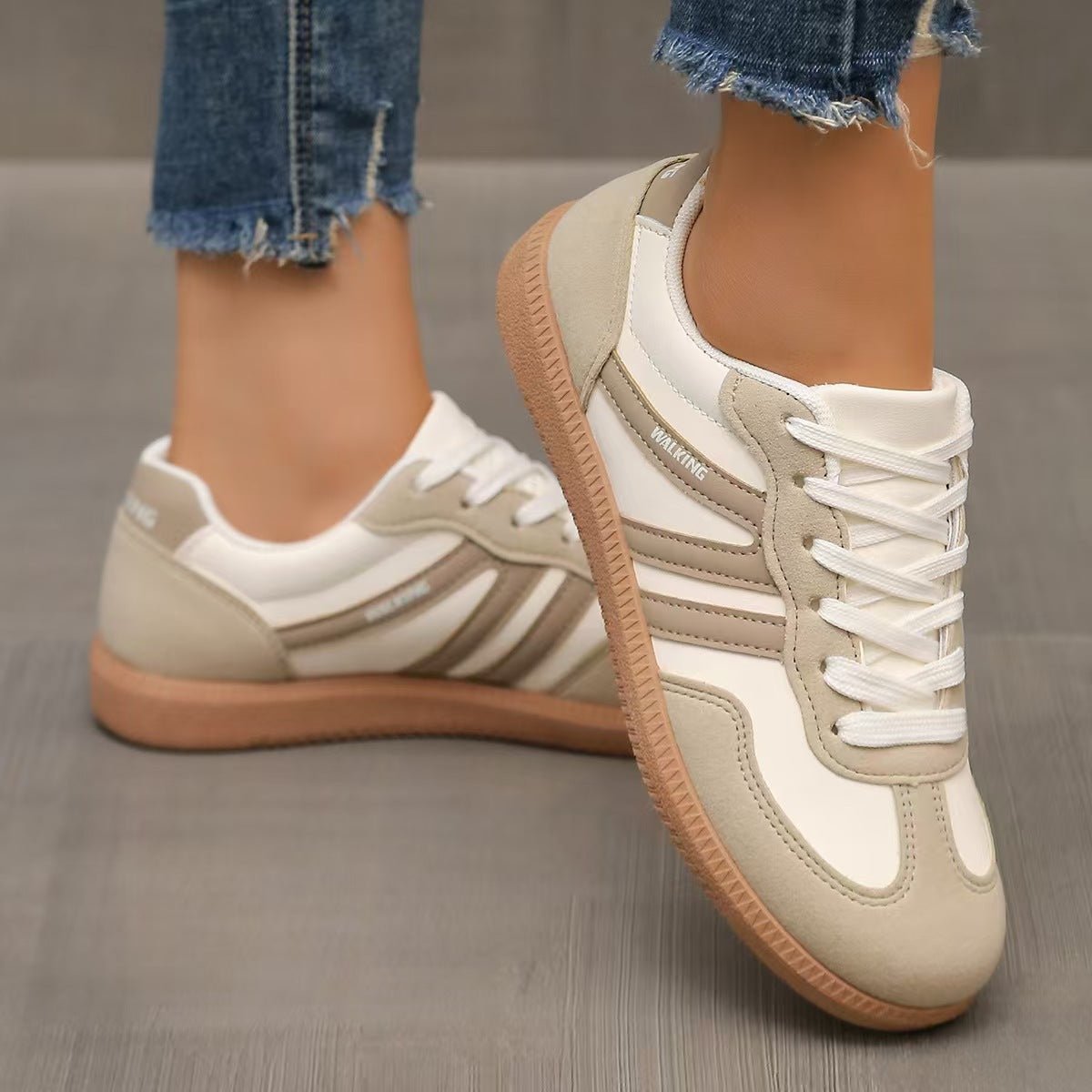 Sneakers dam, mockaimitation — bekväma vardagsskor med snörning