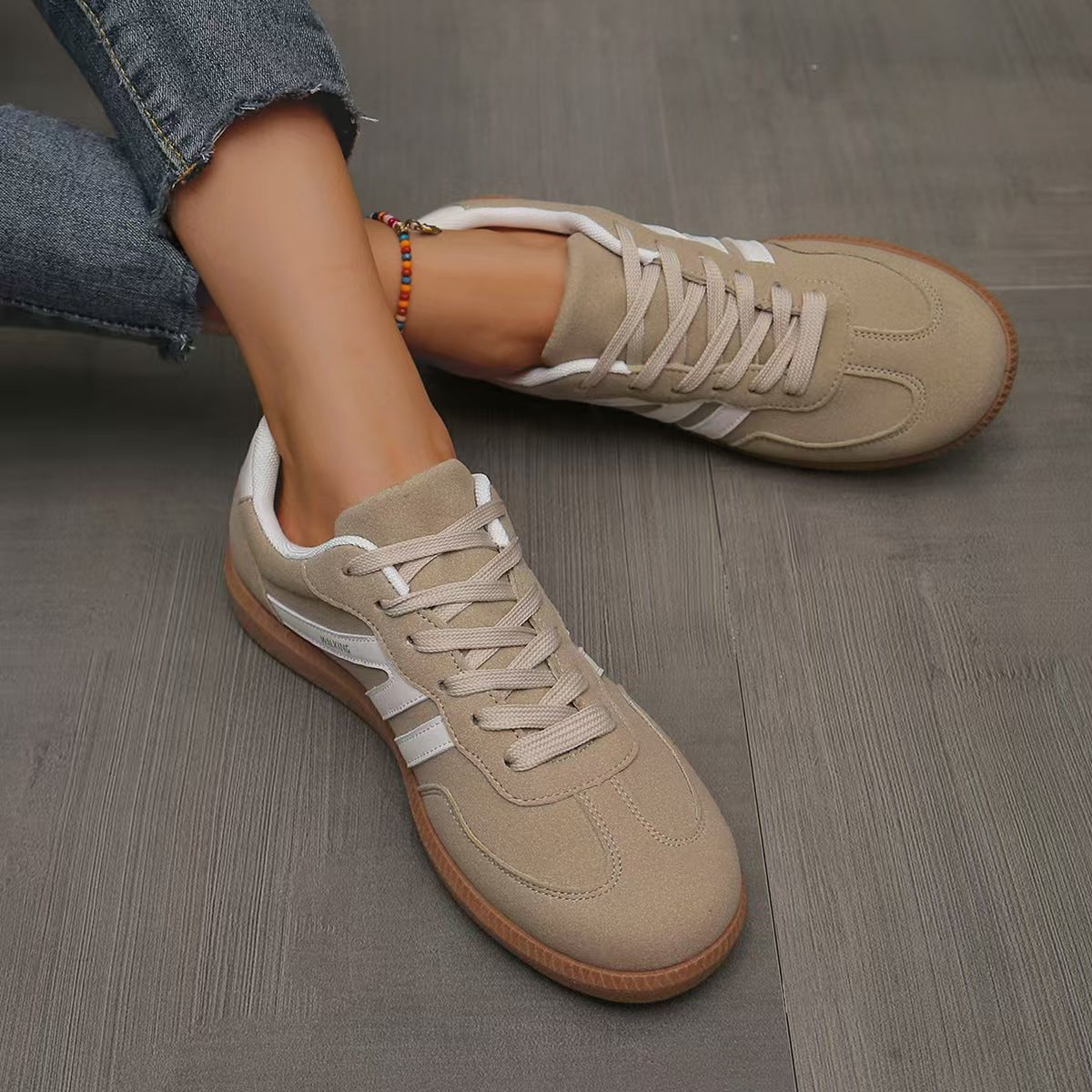 Sneakers dam, mockaimitation — bekväma vardagsskor med snörning
