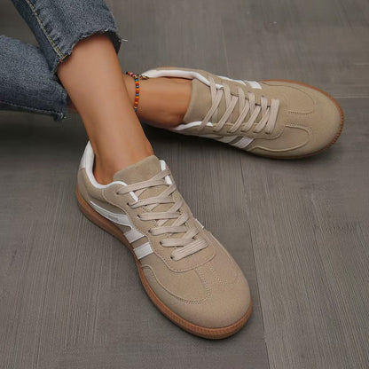 Sneakers dam, mockaimitation — bekväma vardagsskor med snörning