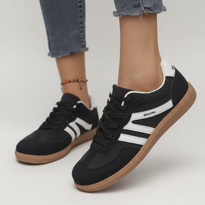 Sneakers dam, mockaimitation — bekväma vardagsskor med snörning