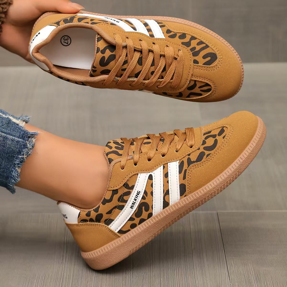 Sneakers dam, mockaimitation — bekväma vardagsskor med snörning