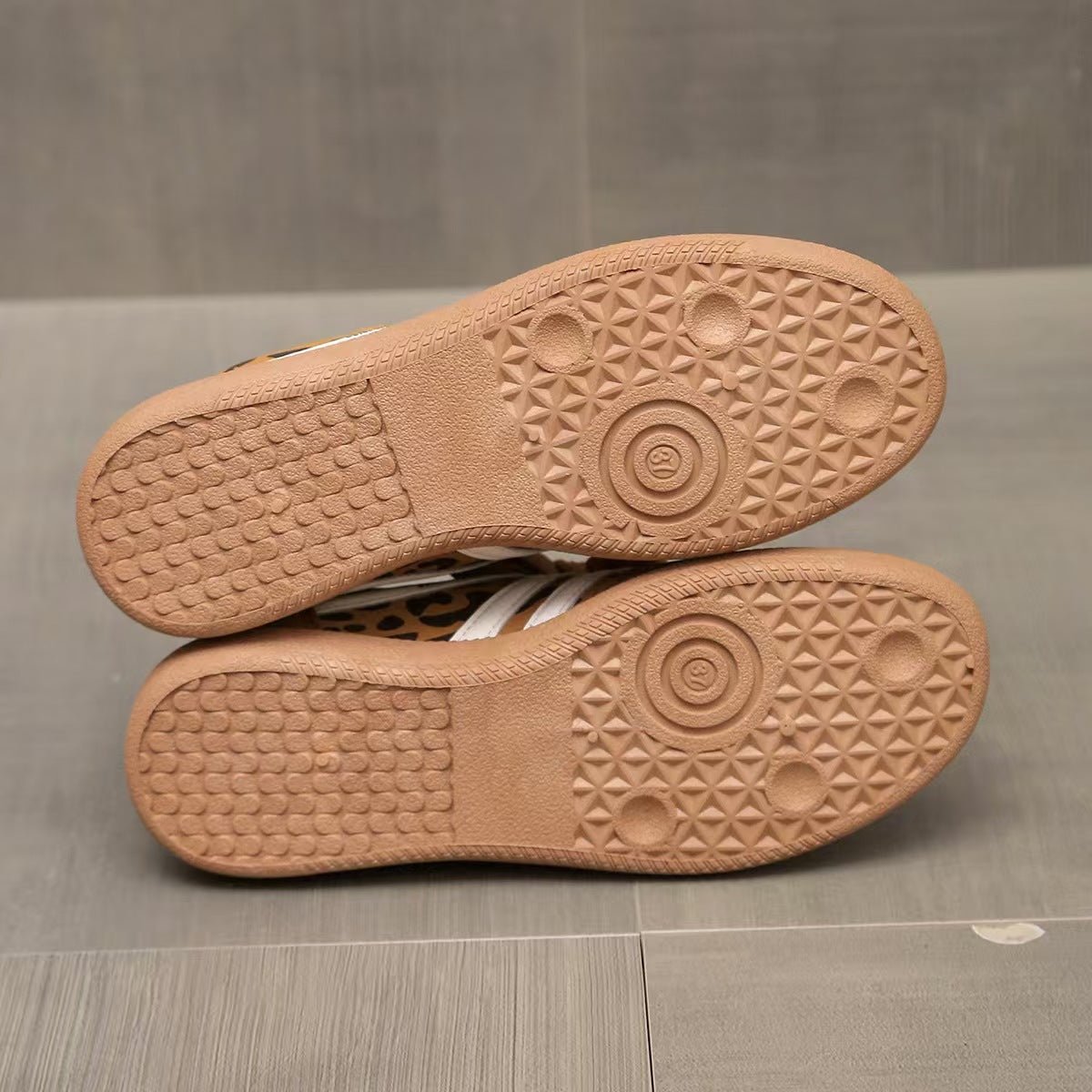 Sneakers dam, mockaimitation — bekväma vardagsskor med snörning