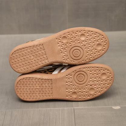 Sneakers dam, mockaimitation — bekväma vardagsskor med snörning