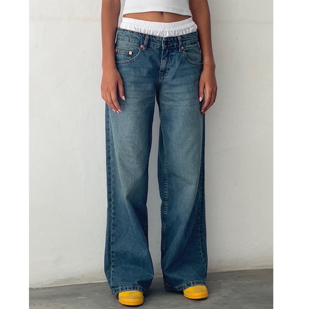 Raka jeans dam med låg midja — vida ben, avslappnad passform