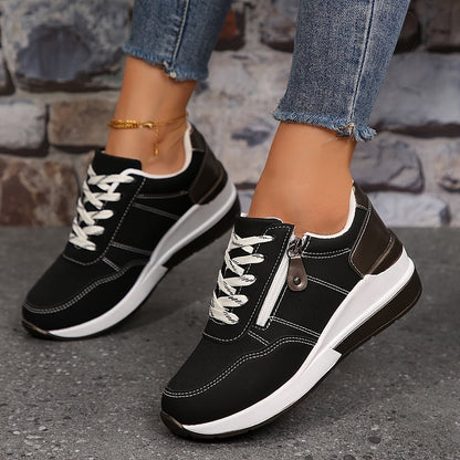 Sneakers dam — komfortmodell med kilsula, dragkedja och snörning