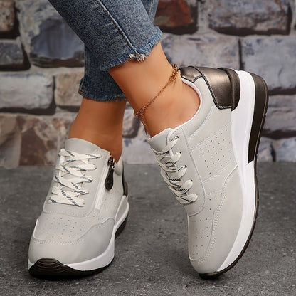 Sneakers dam — komfortmodell med kilsula, dragkedja och snörning
