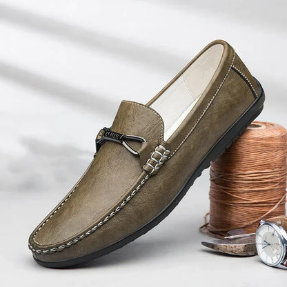 Loafers herr, klassiska — bekväma vardagsskor i läderimitation